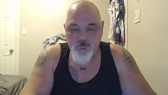 Newfiesausage1972 online show from 15, 2, 2025