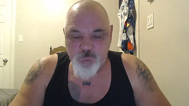 Newfiesausage1972 online show from 16, 2, 2025