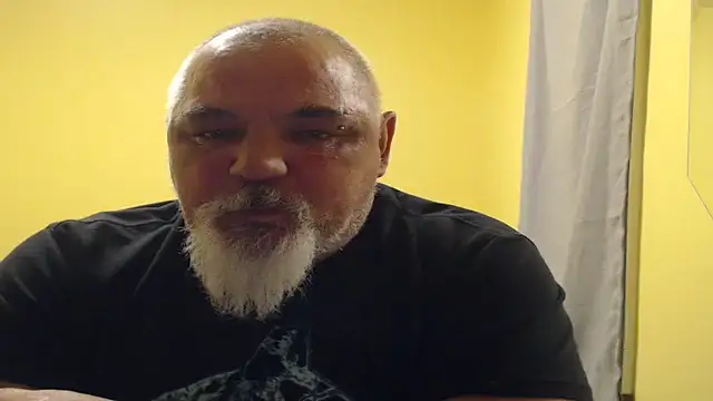 Newfiesausage1972 online show from 1, 11, 2025