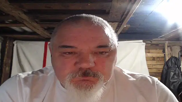 Newfiesausage1972 online show from 20, 12, 2025