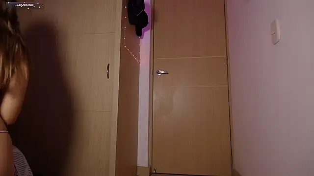 Snapshot of tinysofia_ chatting on 31, 1, 2025 tinysofia online show from 31, 1, 2025