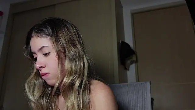 Snapshot of tinysofia_ chatting on 31, 10, 2025 tinysofia online show from 31, 10, 2025