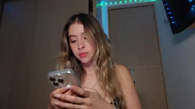 Snapshot of tinysofia_ chatting on 6, 11, 2025 tinysofia online show from 6, 11, 2025