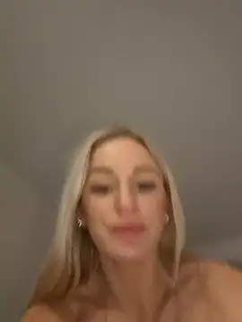 Snapshot of Liana_Lou chatting on 2, 2, 2025 Liana Lou online show from 2, 2, 2025