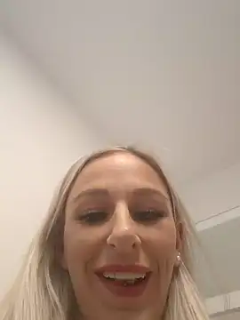 Snapshot of Liana_Lou chatting on 5, 2, 2025 Liana Lou online show from 5, 2, 2025