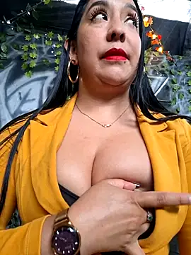 Snapshot of Bella_keny chatting on 5, 12, 2025 Bella keny online show from 5, 12, 2025