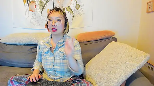 Snapshot of luxgray chatting on 12, 1, 2025 luxgray online show from 12, 1, 2025