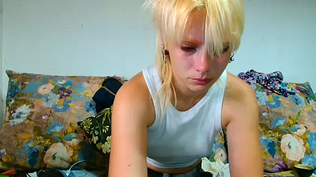 Snapshot of Sophie_Bell chatting on 9, 8, 2026 Sophie Bell online show from 9, 8, 2026