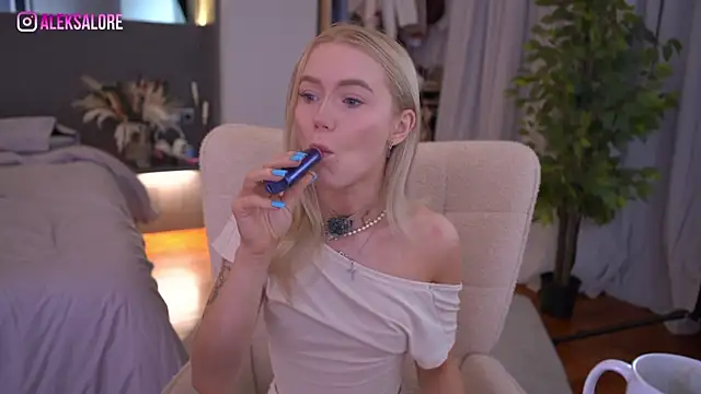 Snapshot of LexieLoree chatting on 1, 4, 2026 LexieLoree online show from 1, 4, 2026