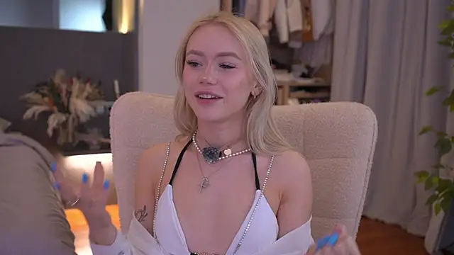 Snapshot of LexieLoree chatting on 6, 4, 2026 LexieLoree online show from 6, 4, 2026