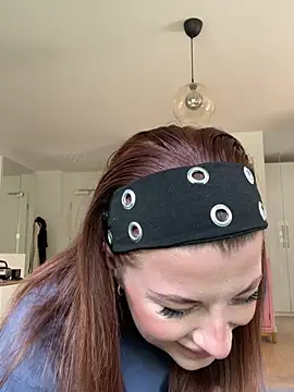 Mia-Minou online show from 21, 5, 2026