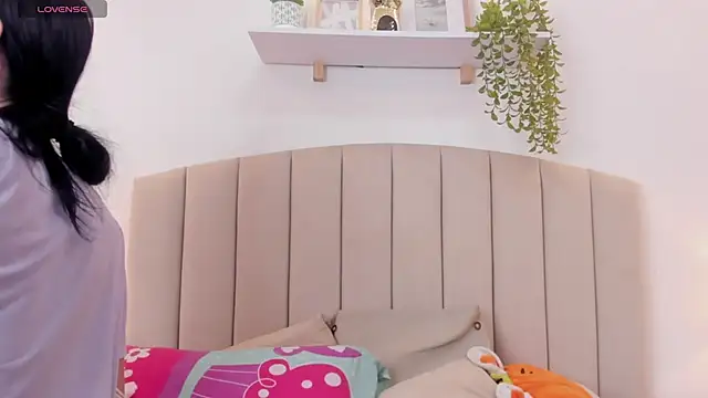 Mia thompson 19 online show from 20, 10, 2025