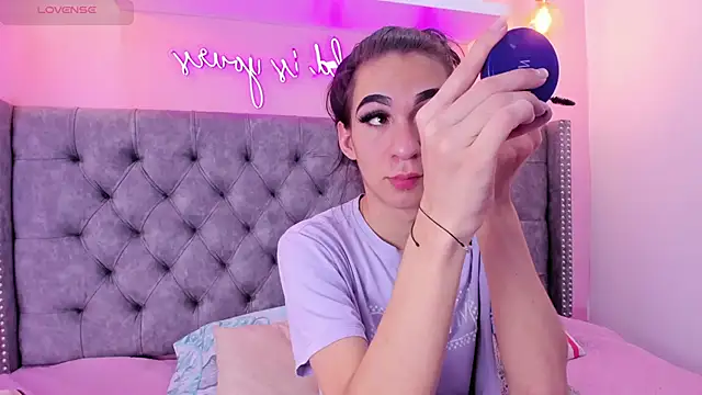 Mia thompson 19 online show from 6, 11, 2025