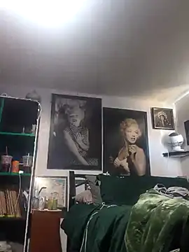 Snapshot of valleyoneofakind chatting on 14, 12, 2025 valleyoneofakind online show from 14, 12, 2025