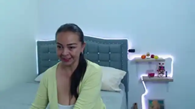 Snapshot of LiaDumond chatting on 13, 11, 2025 LiaDumond online show from 13, 11, 2025