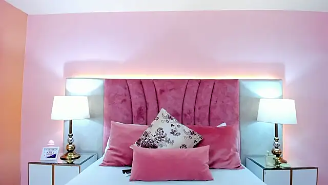 Snapshot of SophiaLaurens chatting on 7, 1, 2025 SophiaLaurens online show from 7, 1, 2025