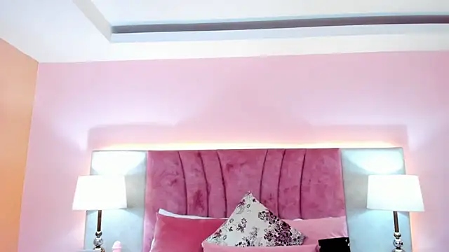 Snapshot of SophiaLaurens chatting on 9, 1, 2025 SophiaLaurens online show from 9, 1, 2025