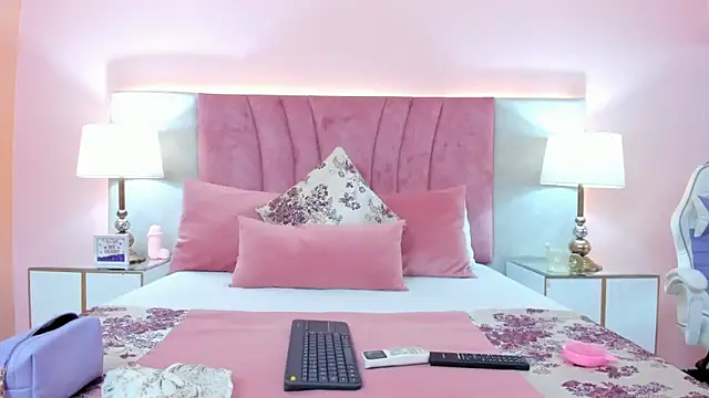 Snapshot of SophiaLaurens chatting on 10, 1, 2025 SophiaLaurens online show from 10, 1, 2025