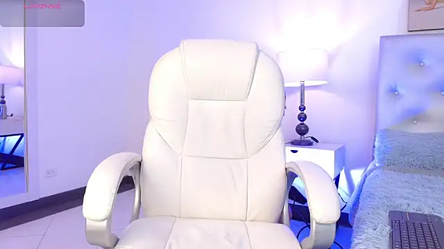 Snapshot of celine_golden1 chatting on 12, 1, 2025 celine golden1 online show from 12, 1, 2025