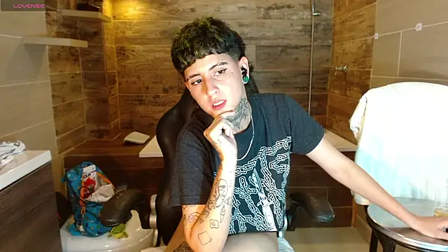 Snapshot of Ethan_lennox chatting on 5, 3, 2026 Ethan lennox online show from 5, 3, 2026