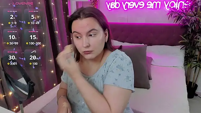 Snapshot of FeralPeach chatting on 26, 10, 2025 FeralPeach online show from 26, 10, 2025