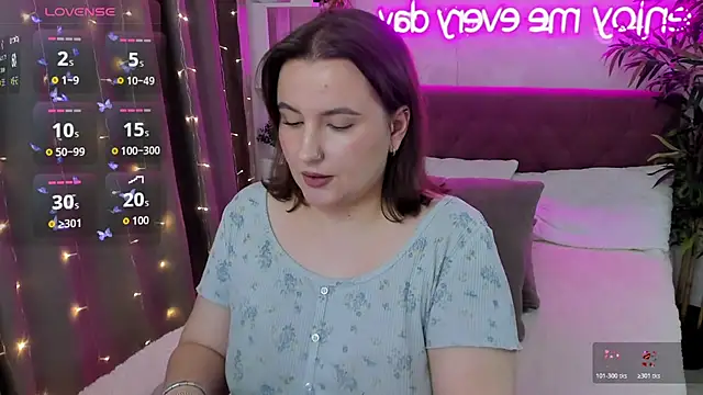 Snapshot of FeralPeach chatting on 2, 11, 2025 FeralPeach online show from 2, 11, 2025