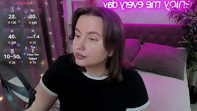 Snapshot of FeralPeach chatting on 5, 11, 2025 FeralPeach online show from 5, 11, 2025