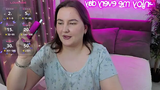 Snapshot of FeralPeach chatting on 17, 12, 2025 FeralPeach online show from 17, 12, 2025