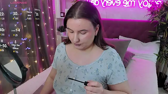 Snapshot of FeralPeach chatting on 5, 2, 2026 FeralPeach online show from 5, 2, 2026