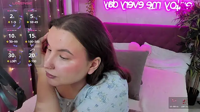 Snapshot of FeralPeach chatting on 8, 3, 2026 FeralPeach online show from 8, 3, 2026