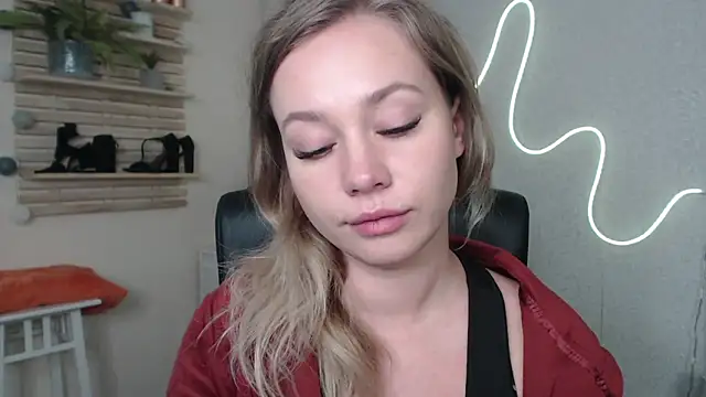 holly xglam online show from 4, 12, 2024