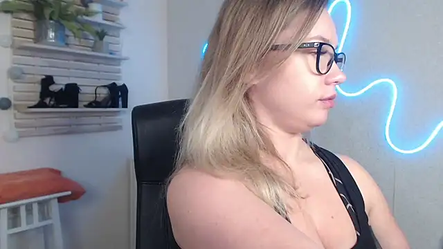 holly xglam online show from 5, 12, 2024