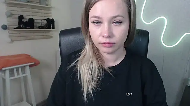 holly xglam online show from 9, 12, 2024