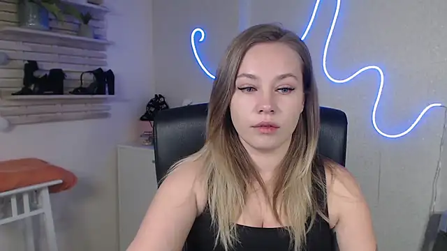 holly xglam online show from 11, 12, 2024