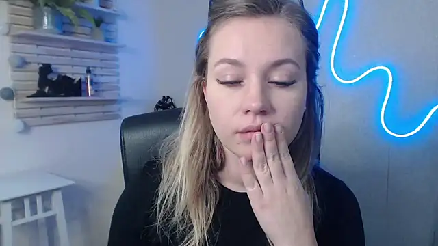 holly xglam online show from 9, 1, 2025