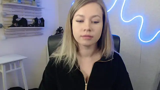 holly xglam online show from 24, 1, 2025