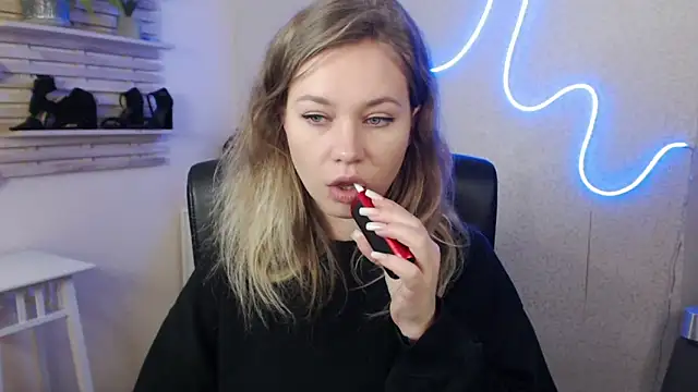 holly xglam online show from 30, 1, 2025