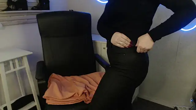 holly xglam online show from 10, 2, 2025