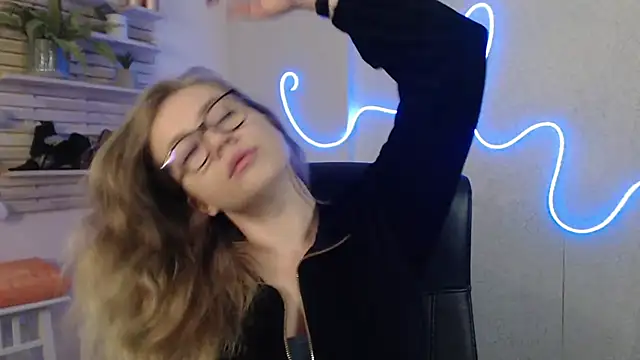 holly xglam online show from 13, 2, 2025