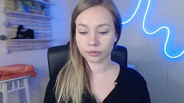 holly xglam online show from 18, 3, 2025