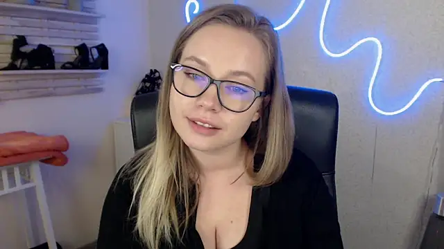 holly xglam online show from 19, 3, 2025