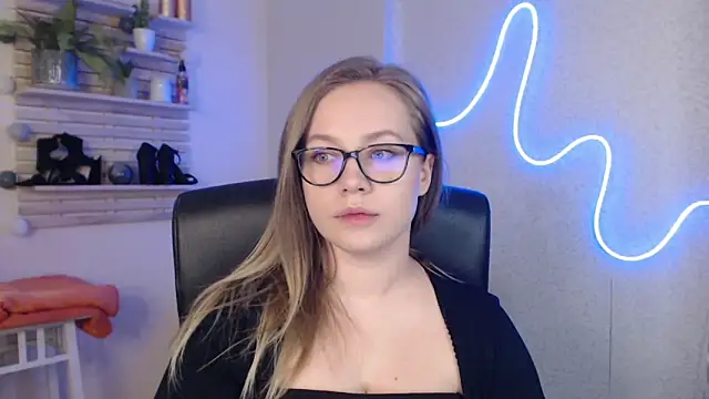 holly xglam online show from 20, 3, 2025