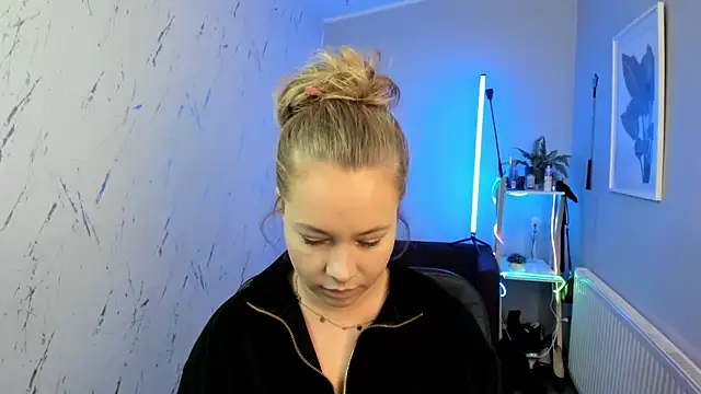 holly xglam online show from 1, 10, 2025