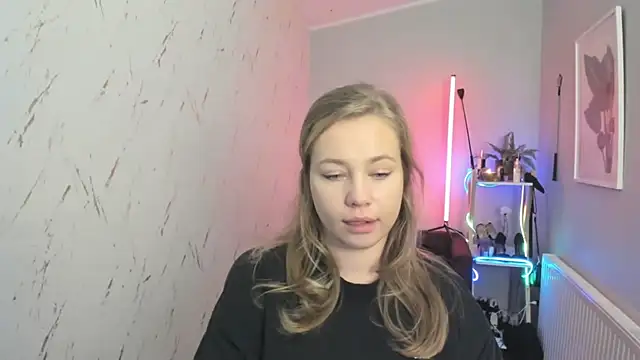 holly xglam online show from 7, 10, 2025