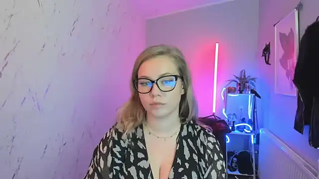 holly xglam online show from 29, 10, 2025