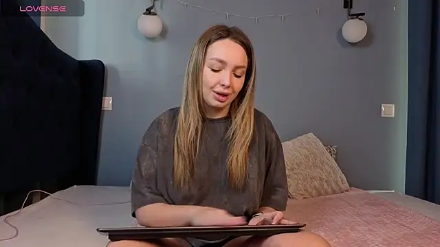 AnnaMaee online show from 10, 3, 2026