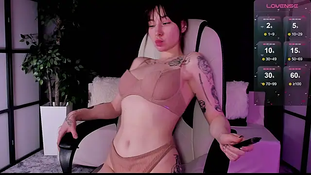 Snapshot of risingrose_ chatting on 7, 3, 2025 risingrose online show from 7, 3, 2025