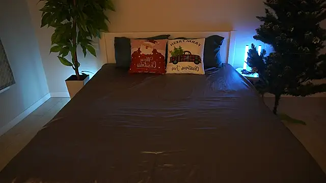 Snapshot of MagicPeachh_ chatting on 19, 12, 2025 MagicPeachh online show from 19, 12, 2025