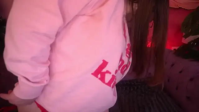 Snapshot of MagicPeachh_ chatting on 22, 12, 2025 MagicPeachh online show from 22, 12, 2025