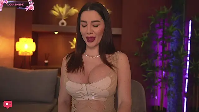 Snapshot of JustinneJade chatting on 4, 3, 2025 JustinneJade online show from 4, 3, 2025